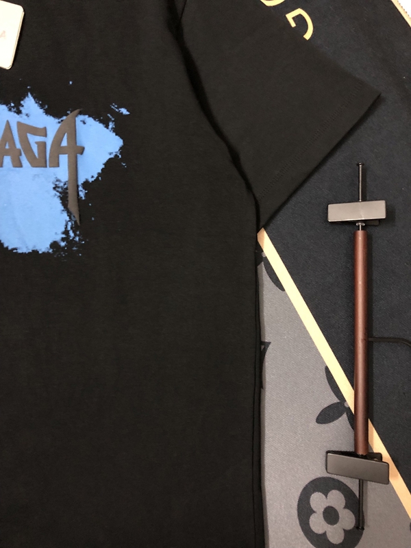 ブランドTシャツ側面デザイン